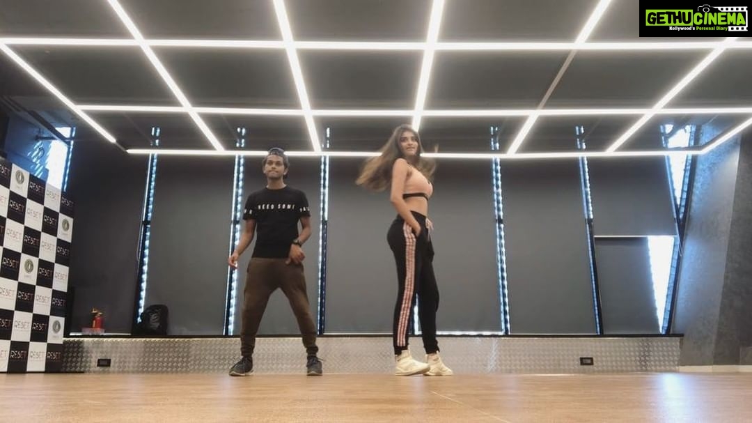 Nidhhi Agerwal Instagram - Oh how much I miss dancing 💃 @yashjain_14