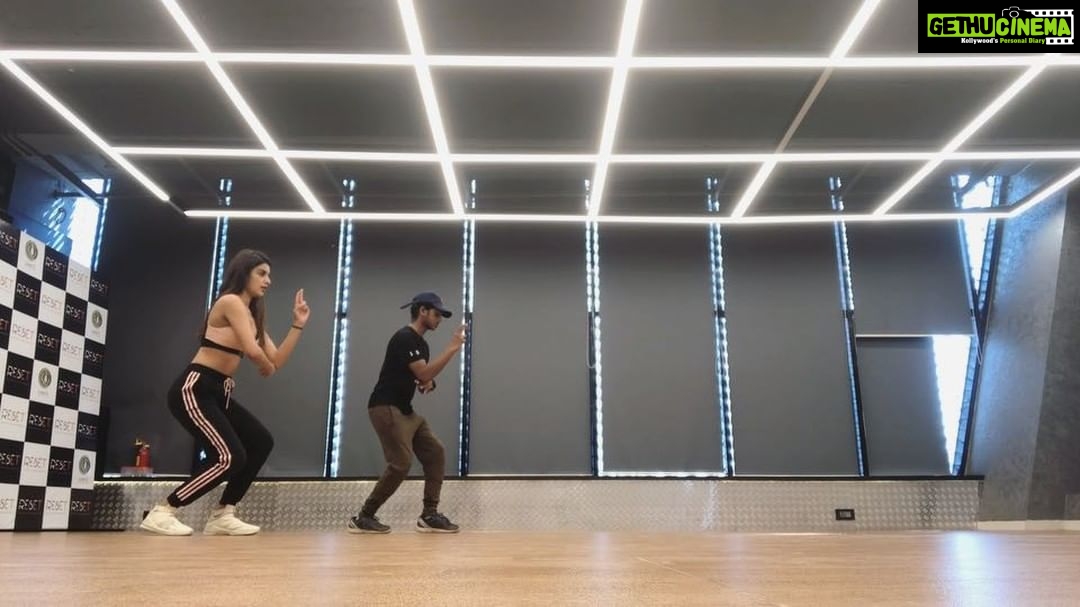 Nidhhi Agerwal Instagram - Me as a spy 🕵️♀️ doing the wave🤘🏼😁 @yashjain_14 #dance #hrithikroshan #inspiration #wave