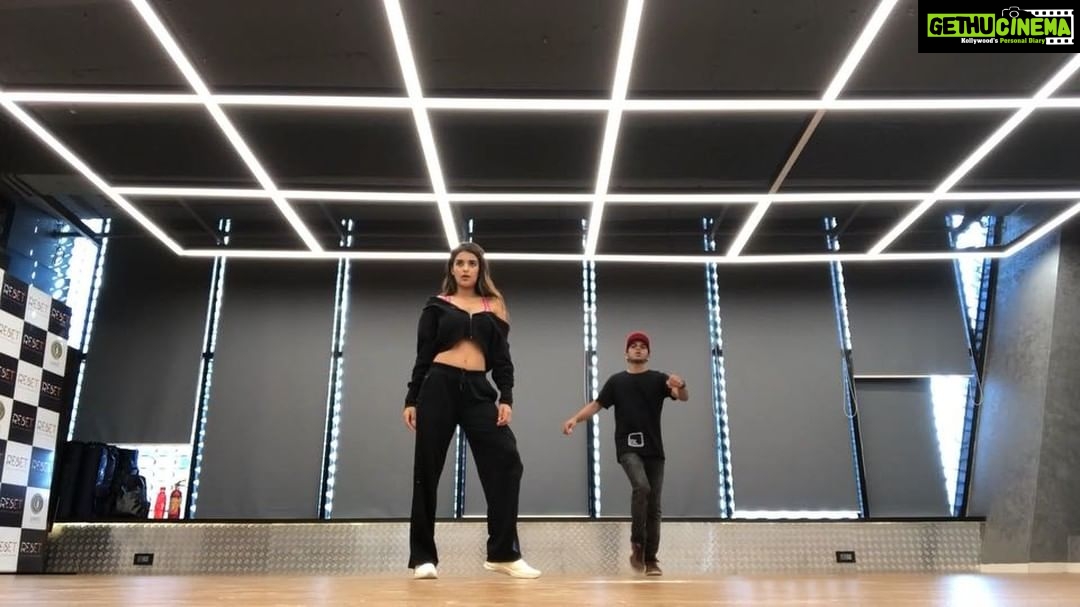 Nidhhi Agerwal Instagram - When you got big dreams, donโt listen to what nobody say.. keep your eyes on the prize ๐ค๐ผ๐ Choreography- @pareshshirodkar @yashjain_14 @jueevaidya Not my style at all but this is C walks. FOCUS ON THE FEET #dance #cwalks #hiphop