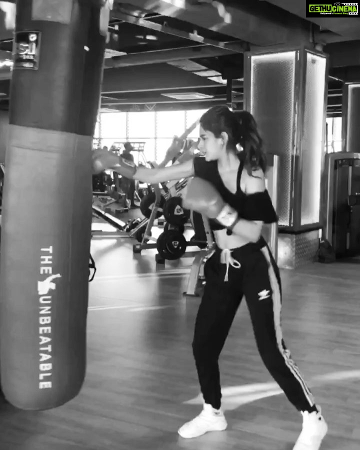 Nidhhi Agerwal Instagram - Getting ready to beat the shit out of ............... 👊🏻 #dontmesswithmebro #fitness @sr07official