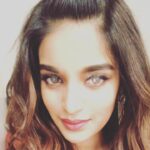 Nidhhi Agerwal Instagram - Glitter eyes ✨ by 🙋🏻‍♀️ for #umang Hair- @shefali_hairstylist.81