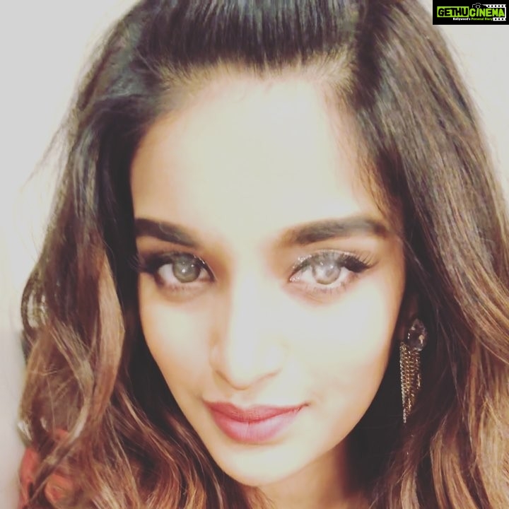 Nidhhi Agerwal Instagram - Glitter eyes ✨ by 🙋🏻♀️ for #umang Hair- @shefali_hairstylist.81