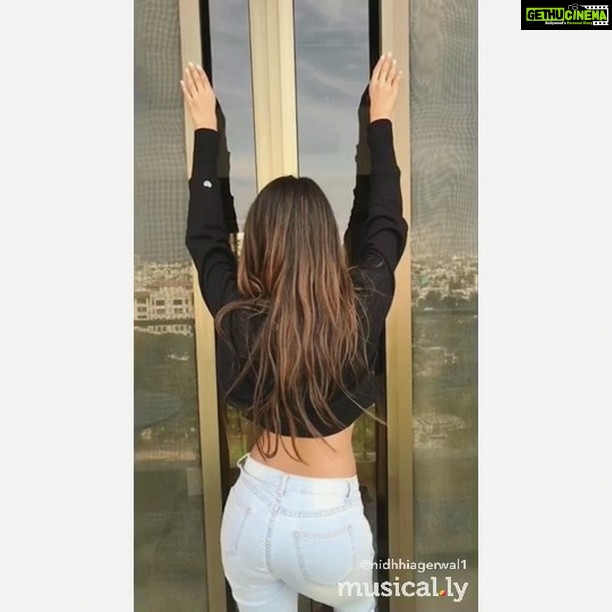 Nidhhi Agerwal Instagram - #musicallyindia #DuetWithMe @musical.lyindiaofficial #controllachallenge 🌈🦋 Download musical.ly and duet with me! http://bit.ly/2lmYcCW