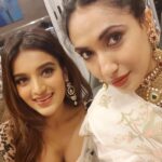 Nidhhi Agerwal Instagram - Celebrating Divali with the boss lady! ✨🤗🙏🏼🌺 #myfavourite
