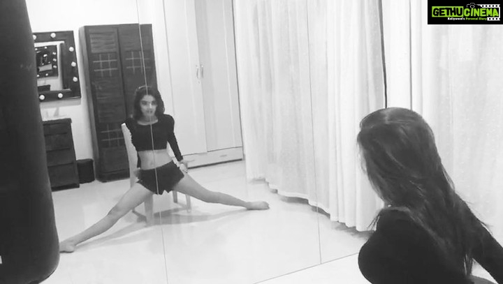 Nidhhi Agerwal Instagram - In between rehearsals... 💋 Choreography, DOP- @dimplevganguly #buttons #chairdance #dance #pointe