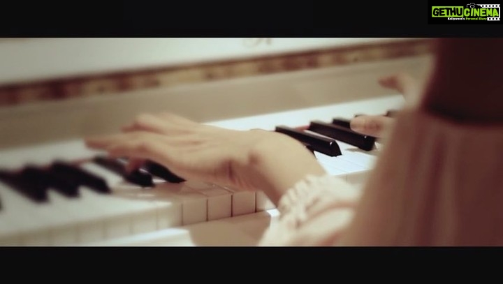 Nidhhi Agerwal Instagram - Feels so good to get back to playing the piano 🎹 just a glimpse into one of my favourite songs All Of Me @johnlegend Video @shariquealy #music #piano