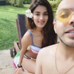 Nidhhi Agerwal Instagram - With the social media king in #goa Many more to come 🌴🌊🌴🌸🌸🌸 @shaanmu @kishushroff