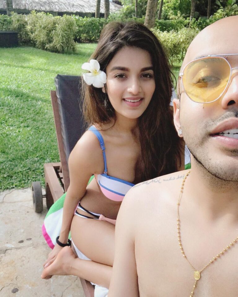 Nidhhi Agerwal Instagram - With the social media king in #goa Many more to come 🌴🌊🌴🌸🌸🌸 @shaanmu @kishushroff