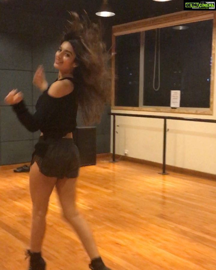 Nidhhi Agerwal Instagram - My little moment of ruling the world 👠👠 👠 @dimplevganguly ✨ #heels #dance #walk #hairflip