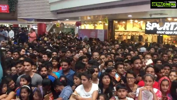 Nidhhi Agerwal Instagram - What a welcome #pune @milokmat @tigerjackieshroff @sabbir24x7 @vikirajani @eros_now #munnamichael Signature