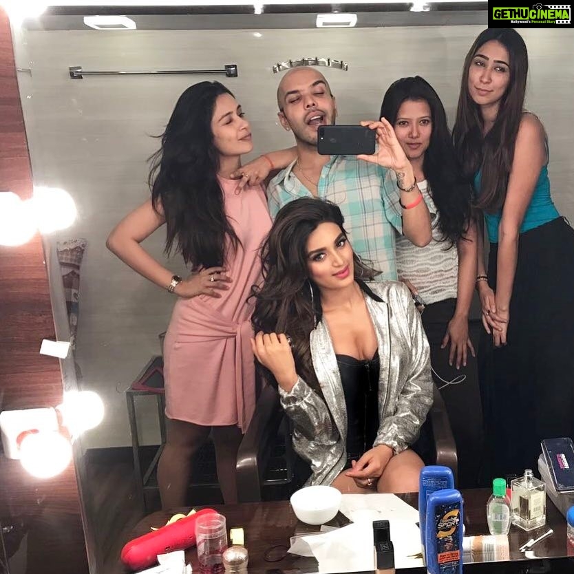 Nidhhi Agerwal Instagram - A super productive day! Poster shoot 🙌🏼 #munnamichael