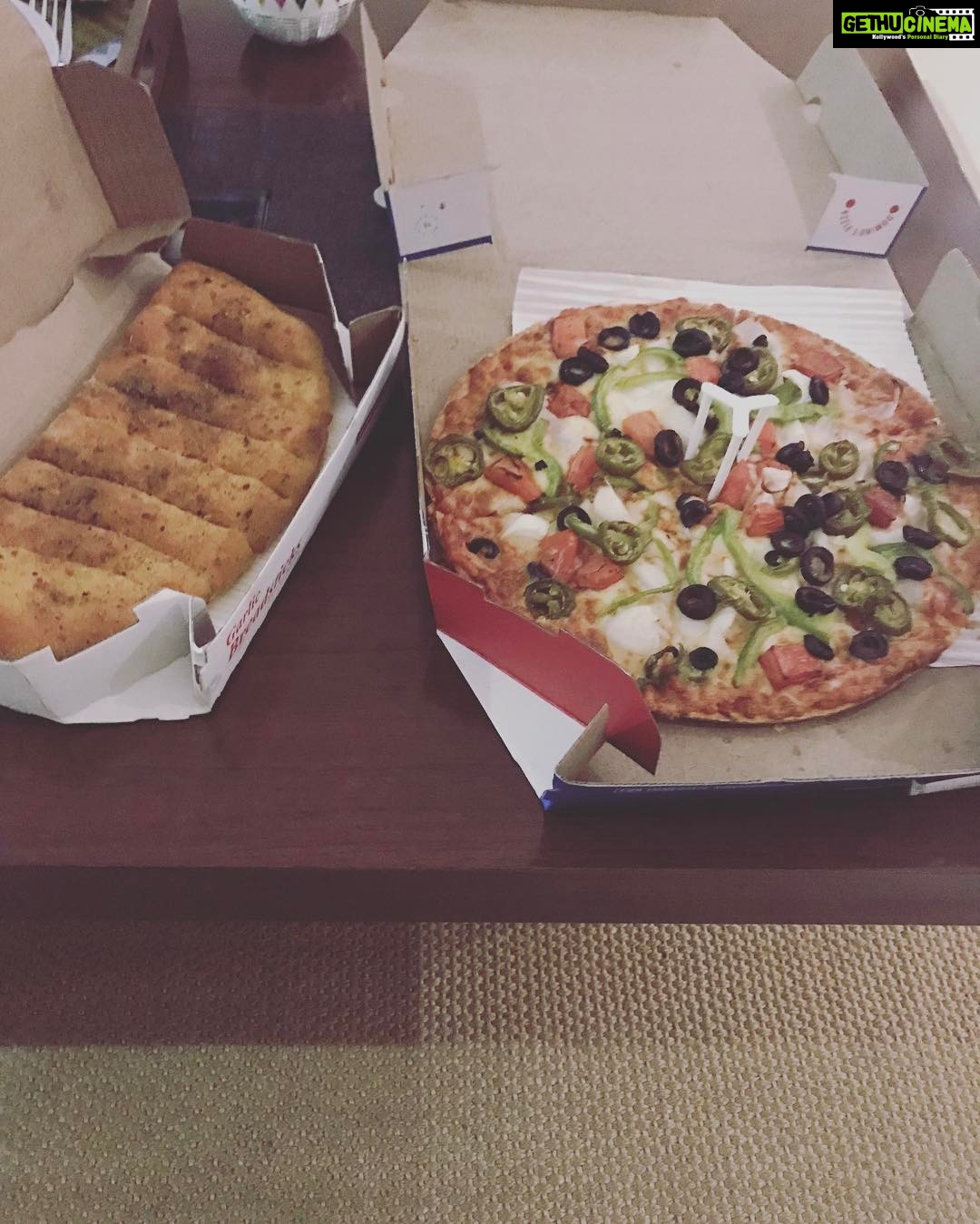 Nidhhi Agerwal Instagram - Sunday night.. ate it all by myself 😝🙊#cheatdayeats