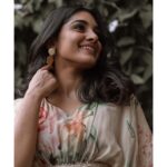 Nivetha Thomas Instagram - All love ♥️ • Styling by @jukalker • Vintage Floral ensemble by @taavareclothing • Earrings @pratima_jukalkar • Makeup & hair @sadhnasingh1 • 📸 @eshaangirri