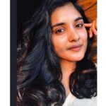 Nivetha Thomas Instagram - I love a good product. And I admire an innovative product design. The #dysonairwrap using Coanda Air styling technique to dry,curl,smoothen and create wavy textures with no extreme heat, is a milestone in hairstyling methods. Honestly, ‪It was my first time styling hair by myself and I must say, it was very convenient! ‬ ‪Thoughtful design and a ‬remarkably engineered product. #‪dysonindia‬