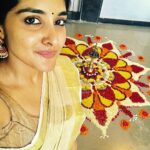 Nivetha Thomas Instagram - Ellavarkum ende hridhayam niranjya Onashamsakal 🙏🏼😊 Wishing everyone a very happy Onam! Pray for prosperity, have a great day and eat well...