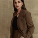 Parineeti Chopra Instagram - Keep calm. 4 days to go. OK CAN’T KEEP CALM. 🤢 #TheGirlOnTheTrain Photographer : @kadamajay ; Stylist : @mohitrai @tarangagarwal_official ; Outfit : @thefrankieshop; Makeup : @makeupbylekha ; Hairstylist : @flavienheldt; Manager : @neh_sharma85.