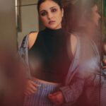 Parineeti Chopra Instagram - 🚊 #TheGirlOnTheTrain Photographer : @kadamajay ; Stylist : @mohitrai @tarangagarwal_official ; Assisted by :@harshitasamdariya ; Makeup : @mitalivakil ; Hairstylist : @sangeetahairartist ; Manager : @neh_sharma85.