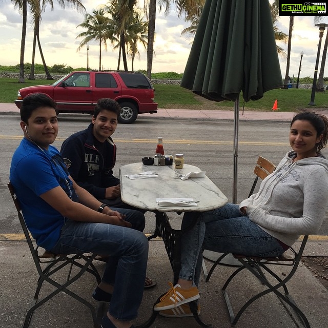 Parineeti Chopra Instagram - Early morning Roadside breakfast!! #miami @thisissahajchopra @shivangchopra99