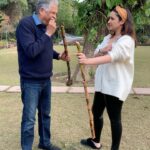 Parineeti Chopra Instagram – Epic fail: eating sugarcane the right way. Keep getting scolded “NOT LIKE THIS TISHA!” Always nervous learning something from papa. He’s a pro at everything.  #FarmLife Ambala, India