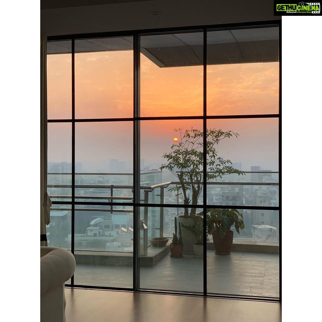 Parineeti Chopra Instagram - Feeling so grateful for all the people in my life who love me and go that extra mile and prove it. 🧡 I love you back. Thank you for sending me food everyday, helping me with groceries, checking up on me constantly, and keeping me positive. Quarantining alone is NOT easy; but you made it doable. #Home #Friends #Love #Grateful #Blessed Khar West