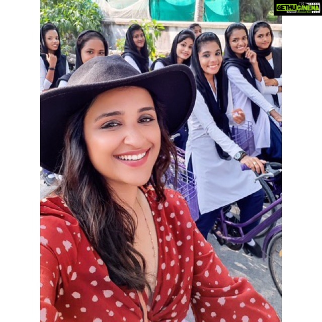 Parineeti Chopra Instagram - This place is SAVAGE! Just like this #MegaMonster #GalaxyM31. What vibrant colours! What crazy deets! Just can’t stop shooting with the 64MP Camera of #SamsungM31. Oh, BTW, there’s something in one of the pics that might help you guess where I am! So get cracking and get a chance to win the #GalaxyM31. How to enter: Guess the place. Comment below, tag @SamsungIndia, use #SamsungM31 and #MegaMonster. 5 Lucky winners will win a #GalaxyM31. Last day to enter 19th Feb 2020