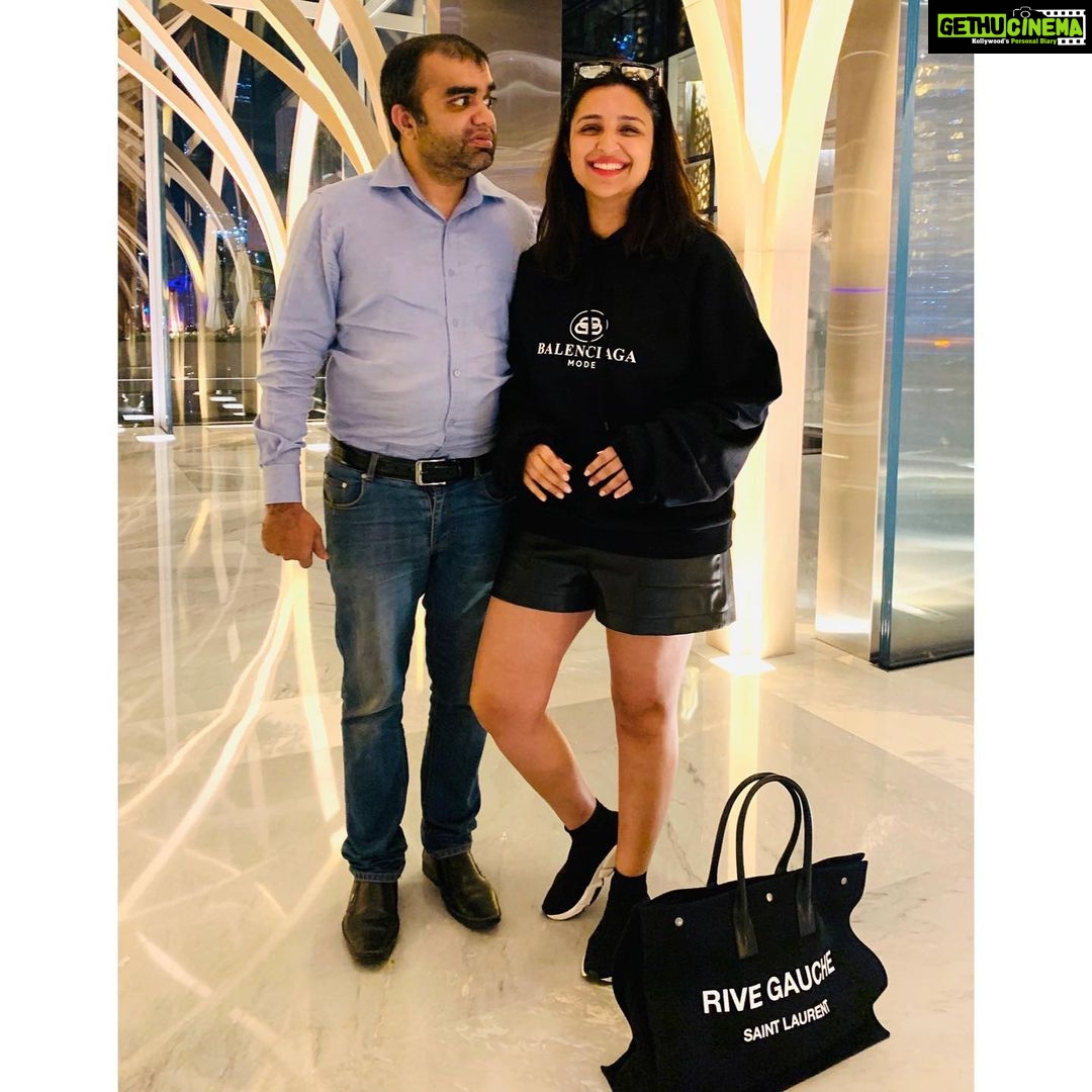 Parineeti Chopra Instagram - This man is not normal. Hence, my friend. 👊😂 @rakeshscuba FIVE Palm Jumeirah Dubai