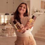 Parineeti Chopra Instagram – When you finally find a way to solve your hair fall problems!!! @bajajalmonddrops Hair Oil has 3x vitamin E and the goodness of almonds that nourishes my hair and keeps them beautiful and strong, all day long! Boond boond mein hai badam ka poshan.