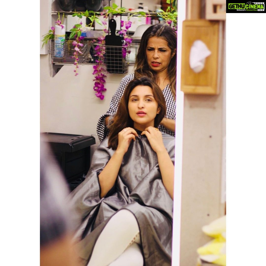 Parineeti Chopra Instagram - Changing hair colour peeeeeeps!š« Time to become the #GirlOnTheTrain ( and Kanta is really hassled about the state of my hairš¤£) Juhu, Maharashtra, India