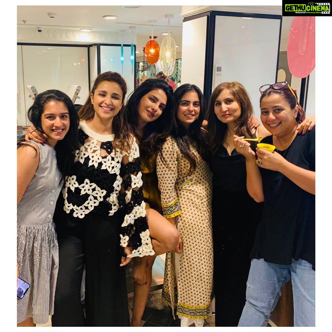Parineeti Chopra Instagram - We made icecream at home! (And thats probably the only thing we can confess to doing on a public platform because what happens at girls night, stays at girls night! 🤣🤣) Thankss @_iiishmagish your home is BEAUTIFUL!! @priyankachopra @radhikamerchant @srishtibehlarya @tam2cul Worli Seaface