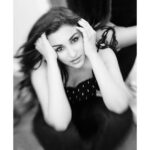 Parineeti Chopra Instagram - Sometimes a #PostPackupShot is more fun than the actual shoot itself!! Hahha 🤣 Thankss my favv @avigowariker for this one. Guys - Couldn’t find the perfect emoticon to put in the caption - what do you guys think it should be?? Im reading the comments 👀 Filmistan