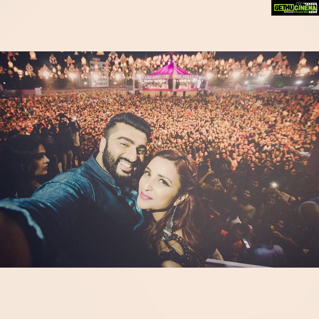 Parineeti Chopra Instagram - Namaste Vadodara!!! Thankyou for celebrating with us 🧡🧡🧡 @arjunkapoor Vadodara, Gujarat, India