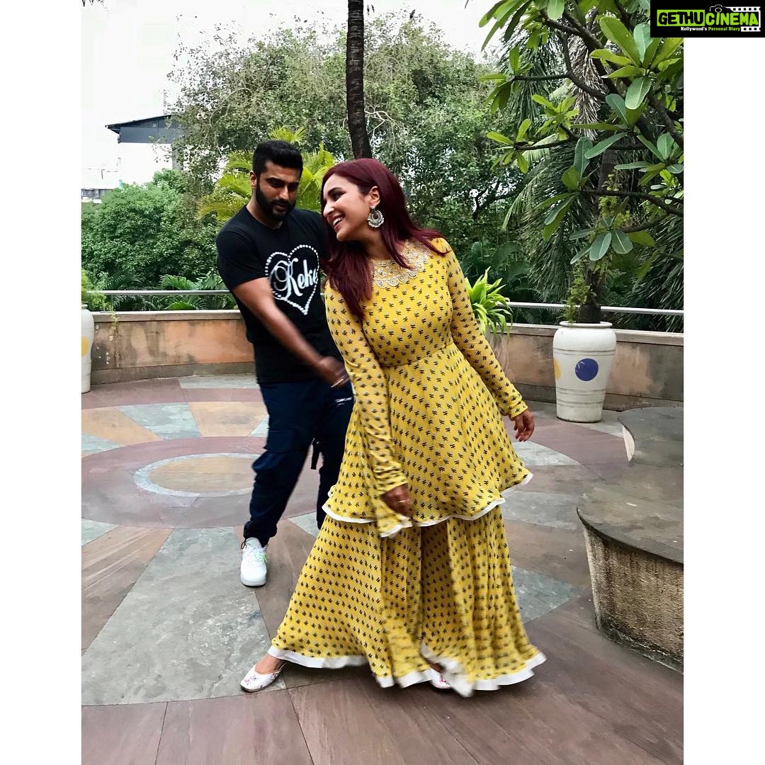 Parineeti Chopra Instagram - LIFELONG FRIENDSHIP CONTRACT, clause no.19 - He shall come and spoil all my good pictures and I shall happily let him do so 😜❤️ @arjunkapoor Mumbai, Maharashtra