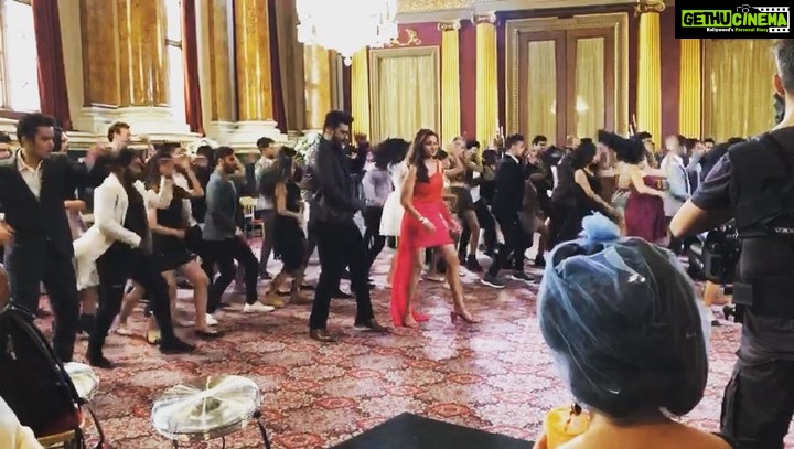 Parineeti Chopra Instagram - Visual proof of me winning against @arjunkapoor . Baba please stay on your mark! Thanking you, yours faithfully. Score - Parineeti 1, Arjun 0 ššš #BehindTheScenes #BhareBazaar @arjunkapoor @namasteengland