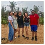 Parineeti Chopra Instagram - Happppy bday Nick! @nickjonas This year love and lady luck is sorted, so now I can only wish you all the happiness in the world! 😜 Throwback to the first family picture we all ever took 🌴🌈 @priyankachopra @tam2cul @siddharthchopra89