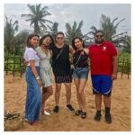 Parineeti Chopra Instagram – Happppy bday Nick! @nickjonas This year love and lady luck is sorted, so now I can only wish you all the happiness in the world! 😜 Throwback to the first family picture we all ever took 🌴🌈 @priyankachopra @tam2cul @siddharthchopra89