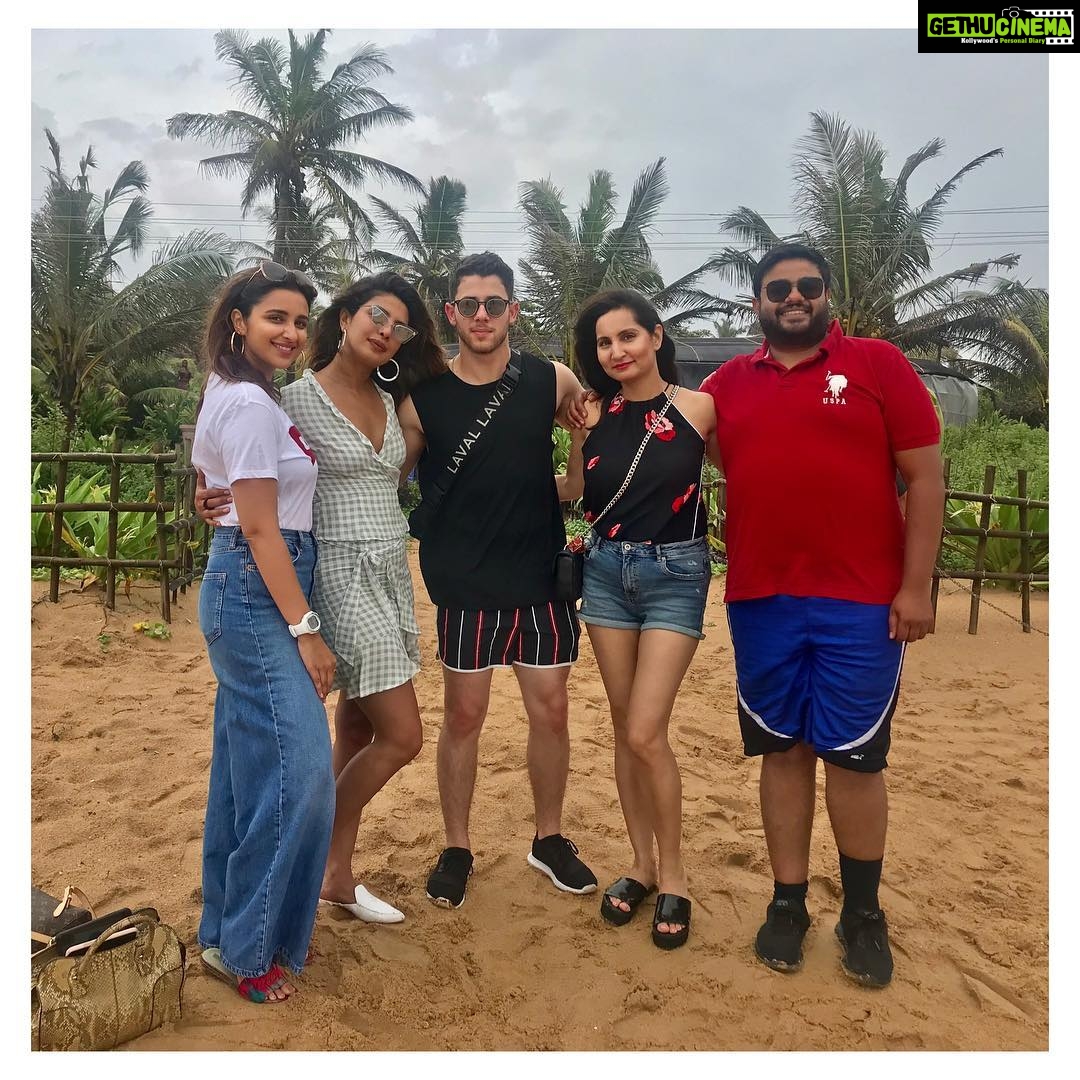 Parineeti Chopra Instagram - Happppy bday Nick! @nickjonas This year love and lady luck is sorted, so now I can only wish you all the happiness in the world! π Throwback to the first family picture we all ever took π΄π @priyankachopra @tam2cul @siddharthchopra89