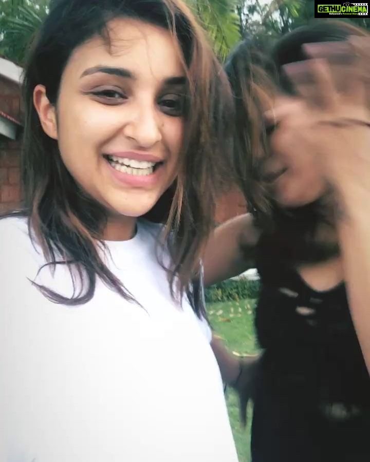 Parineeti Chopra Instagram - Not a cheesy Chopra sister performance. Nope. @priyankachopra #DancingInTheRain Goa