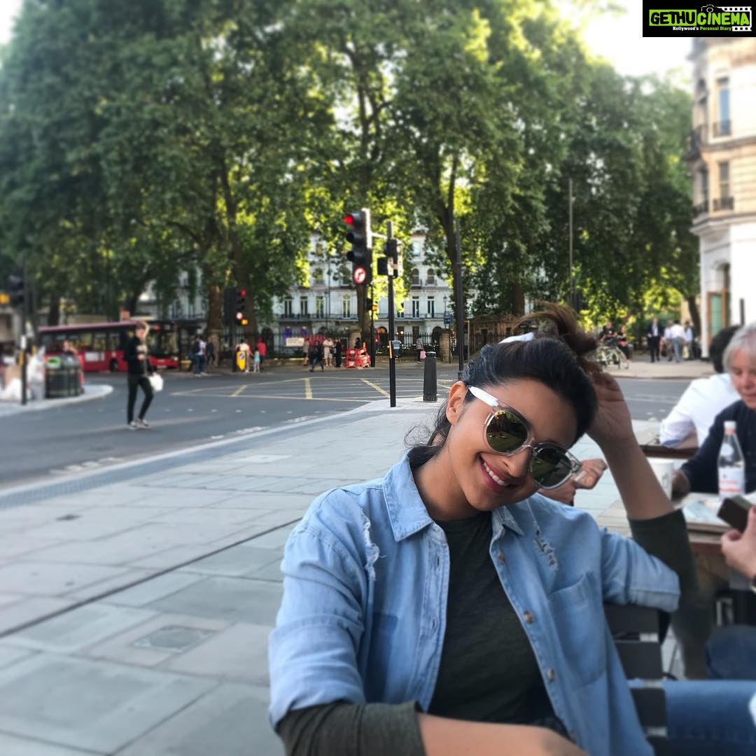 Parineeti Chopra Instagram - Love and laughter in this work-cum-holiday trip in sunny London!! πΈβοΈπ its been amazing guys. Now time for the next one.. over and out! #namasteengland London, United Kingdom