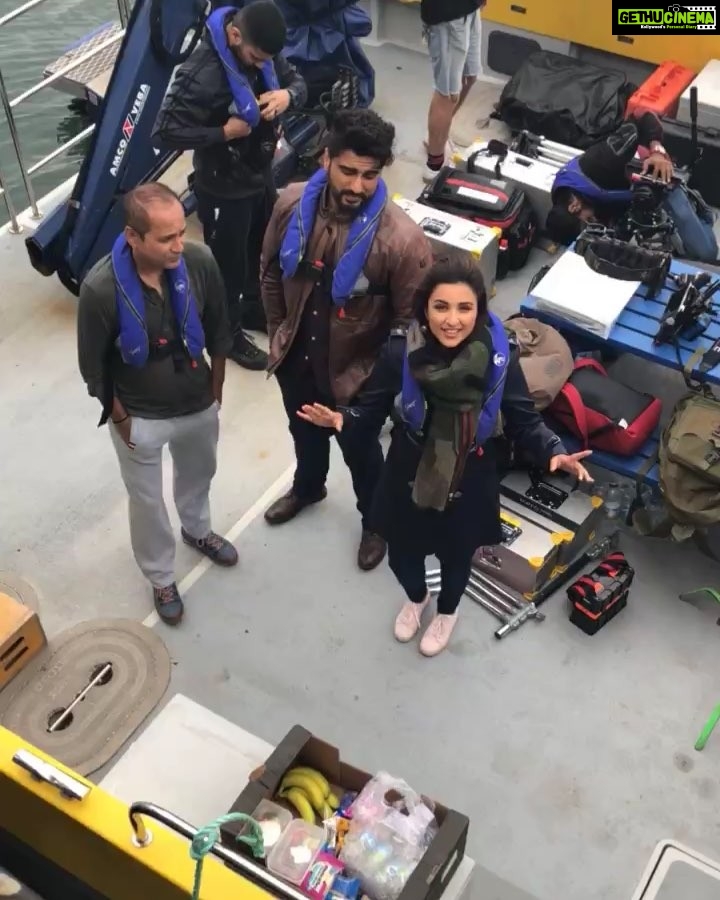 Parineeti Chopra Instagram - ARJUN KAPOOR CAUGHT ON CAMERA TREATING ME BADLY!!! Finally the world learns the truth 🙏👏 @arjunkapoor #NamasteEngland #JusticeFinally Cowes, Isle Of Wight, United Kingdom
