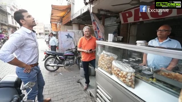 Parineeti Chopra Instagram - OMG @zoomtv this is too good! This is my dad showing you the chaat shop I have grown up eating in!! So guys Zoom spent 3 days in Ambala with my parents and literally relived my whole life!! The episode is out today!!! Link in bio also :) https://bit.ly/2INxzEJ @rynachopra Ambala, India