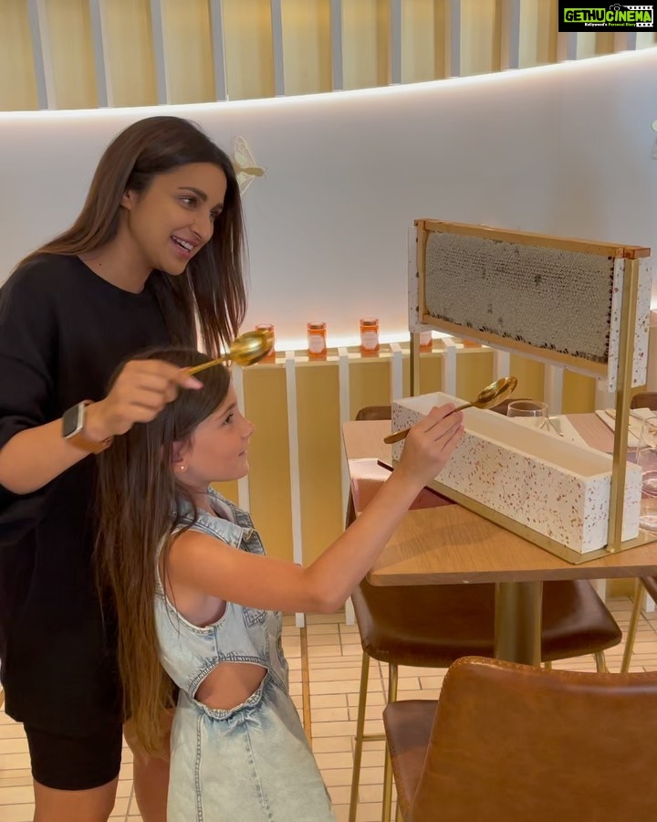 Parineeti Chopra Instagram - Small experiences like this make me smile .. getting my own fresh honey for today! 🐝 Thankyou @hiveselfridges 🍯 London, United Kingdom