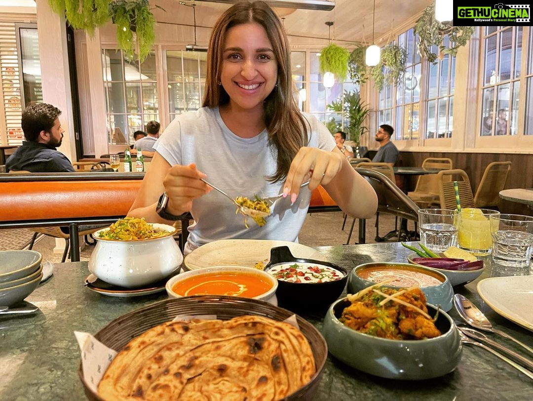 Parineeti Chopra Instagram - I haven’t been to India since March .. And so a simple dal, roti and rice brought tears to my eyes last night 😊 Thankyou @copperchimney_uk for making me feel like I was home .. You realise the importance of anything when you’re away from it 💕 London, United Kingdom