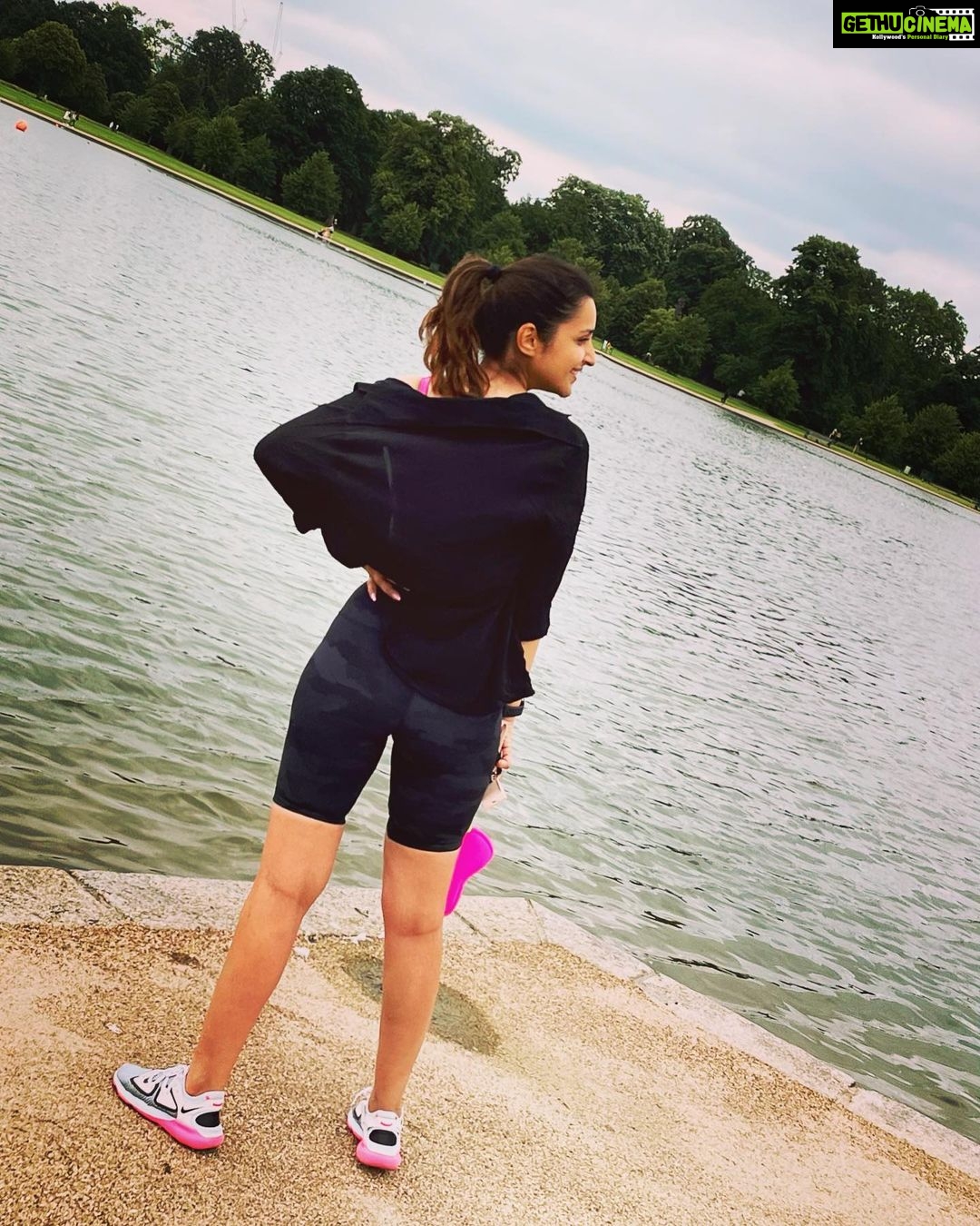 Parineeti Chopra Instagram - Ditched the gym for an outdoor walk today. Happy.🌳 📸 @neelujoykapur Hyde Park