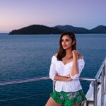 Parineeti Chopra Instagram - Scenic 🛥 cruise from @hamiltonisland to take in the stunning sunset Whitsunday style 🍹 @Queensland @Australia #thisisqueensland #HAMILTONISLAND #seeaustralia @thetiltshiftcrew
