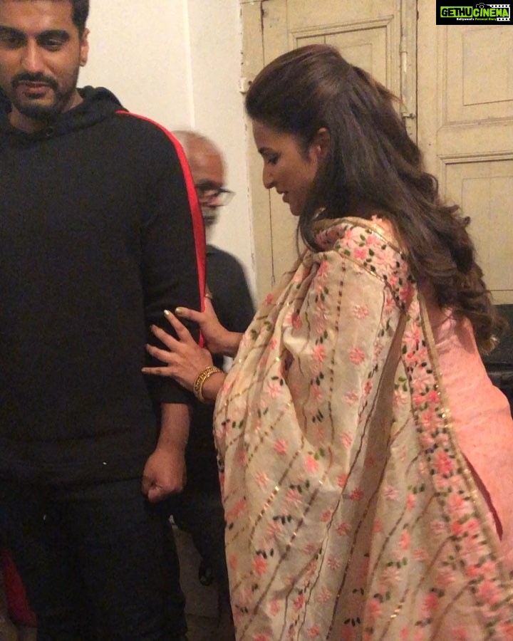 Parineeti Chopra Instagram - This video speaks for itself 🙈🙈 I try this everyday and fail miserably. Full body weight on him but he doesn’t budge!!!! As a result baba’s arrogance is increasing.But very soon I’m gonna be successful and post that video!!!!!!!! 💪💪 @arjunkapoor #WeightTrainingNeeded #NamasteEngland #NamasteArrogance Patiala, India