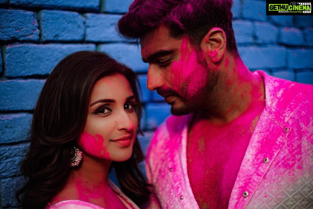 Parineeti Chopra Instagram - The colour of love is pink. Belated happy holi guys...With love, Param and Jasmeet 💘 @arjunkapoor #VipulAmrutlalShah #NamasteEngland 📸 @mattfarrant @yiannismanolopoulos Patiala, India
