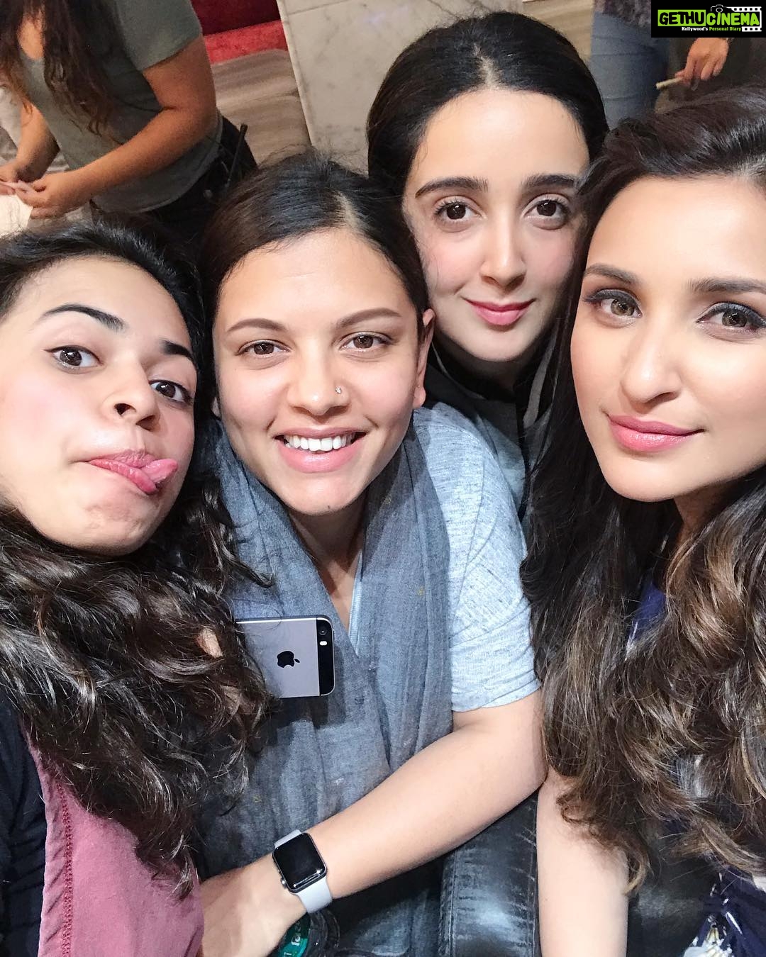 Parineeti Chopra Instagram - MINE!! 🌸 #NamasteEngland #GirlPower @sanjanabatra @artinayar @hot.hair.balloon Amritsar, Punjab
