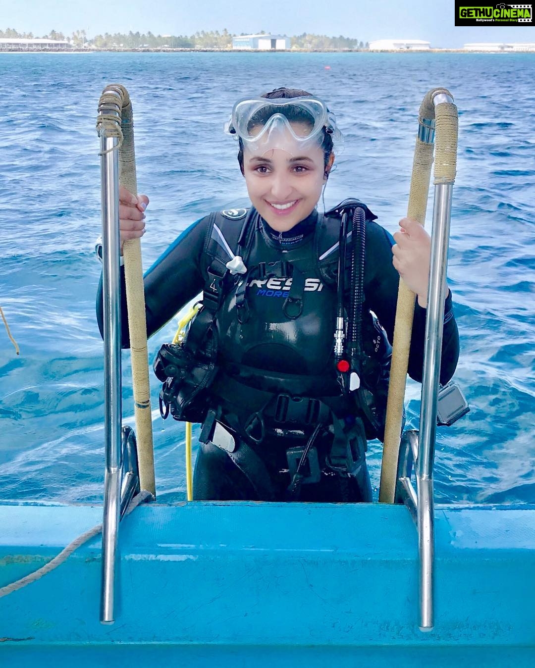 Parineeti Chopra Instagram - I think I am my happiest when I come out of a dive. I feel absolute calm and peace, yet my heart is thumping hard in my chest! Thankyouu @diveoceanus and @sunislandmv for this trip’s dive experiences. So many whale sharks and manta rays .. how will I ever top this! Thanks Medu you were the best instructor. And of course my underwater angels Anees @scubanees and Shameen at @orcadiveclub. 5 YEARS AND COUNTING!!!! ❤️❤️ Maldives
