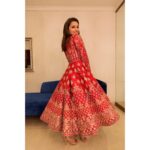 Parineeti Chopra Instagram – Loveee wearing Indian outfits! Diwali toh ek bahaana hai 😘❤️ #GolmaalAgain Thanks to my teamm!! @sanjanabatra @artinayar @gohar__shaikh @ashni4 @kirtivirmani8 Mumbai, Maharashtra