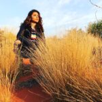 Parineeti Chopra Instagram - Shooting in the middle of nowhere 🍁🐾 #AustralianOutback P.S. this desert sand is the one that made my foot worse 😰😰